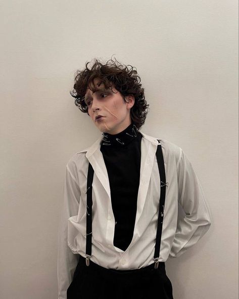 Edward Scissorhands Halloween Costume, Professional Halloween Makeup, Tim Burton Halloween Costumes, Edward Scissorhands Halloween, Tim Burton Costumes, Edward Scissorhands Costume, Horror Movie Costumes, Horror Halloween Costumes, Halloween Costume Suit