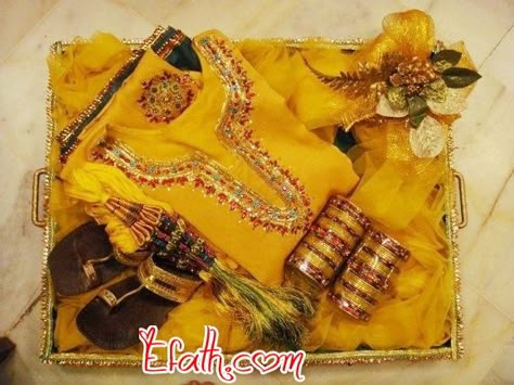 New Bridal Dresses, Wedding Gift Hampers, Indian Wedding Gifts, Wedding Packing, Mehndi Ideas, Trousseau Packing, Wedding Gift Pack, Mehndi Dress, Bridal Gift Wrapping Ideas