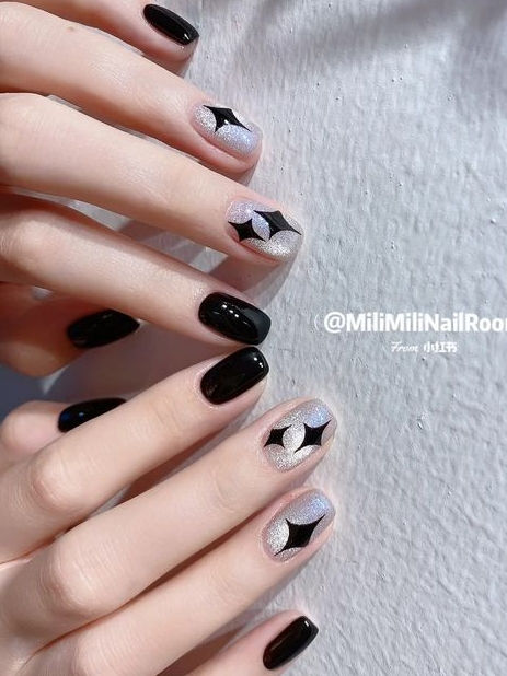 black nails: sparkle accent Dark Manicure Short Nails, Make Nail Art, Star Nail Designs, August Nails, Beauty Hacks Nails, Asian Nails, Spring Nail Designs, Nails 2024, Spring Nail