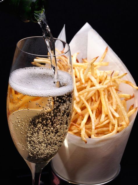 Champagne and Fries (food pairing) #wineandcheese Wine Party Appetizers, Champagne Pairing, Drinking Champagne, Leftover Pizza, Champagne Taste, Wine Tasting Party, Champagne Party, Wine Food Pairing, A Glass Of Wine