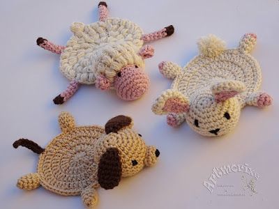 Posavasos a crochet (con patrón) - Reto Amistoso nº 85 Crocheted Animals, Cup Cozies, Crochet Cup Cozy, Crochet Coaster Pattern, Crochet Kitchen, Crochet Diy, Ideas Crochet, Crochet Coasters, Crochet Toys Patterns