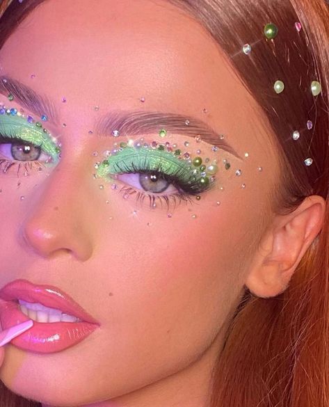 Harry Styles Makeup, Euphoria Glitter, Edc Makeup, Makeup Euphoria, Jewel Makeup, Gem Makeup, Sparkle Makeup, Festival Make Up, Concert Makeup