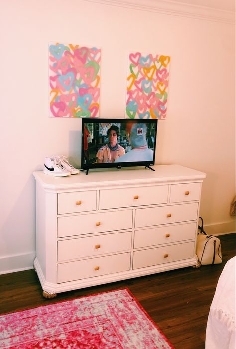 Preppy Dressers Bedroom, Simple Preppy Room, Preppy Dresser Decor, Preppy Furniture, Preppy Room Tour, Preppy Pink Room, Bedrooms Preppy, Sister Room Decor, Preppy Room Ideas