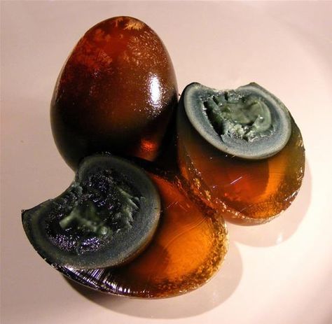 Century-eggs, beautiful to look at but you could not pay me enough to eat these. #FoodArt #Yuck #Food Thousand Year Old Egg Recipe, Century Egg, Bizarre Foods, Gross Food, Duck Eggs, Tanah Liat, Quail Eggs, Fresh Chicken, Exotic Food