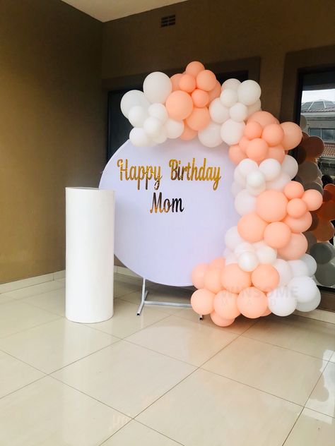 Peach Backdrop Ideas, Ballon Garland On Round Backdrop, Round Backdrop With Balloons, Peach Balloon Garland, Baloon Garland, White Balloon Garland, Football Theme Birthday, Haldi Decoration, Baby Gender Reveal Party Decorations