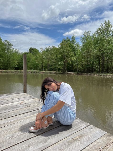 Pose ideas, spring picture idea, cute poses, cute style, trendy girl style, indie style, Jo and Kemp Poses At Lake, Poses For Lake Pictures, Cottage Photo Ideas, Photos In Lake Ideas, Lake Photo Ideas Instagram, Cottage Pictures Instagram, Dock Photo Ideas, Poses Near Lake, Lake Pics By Yourself