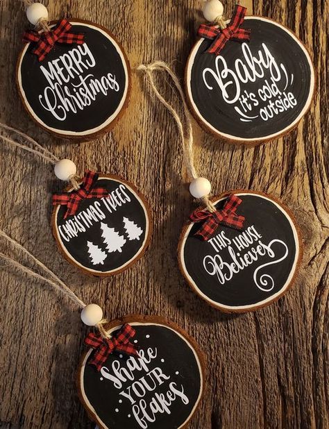 Homemade Ornaments Cricut, Merry Christmas Ornaments Diy, Diy Christmas Items To Sell, Christmas Wooden Slices, Wooden Round Christmas Ornaments, Wood Rounds Ornaments, Christmas Ornaments Diy Homemade, Round Wooden Ornaments Diy, Cricut Wood Ornaments