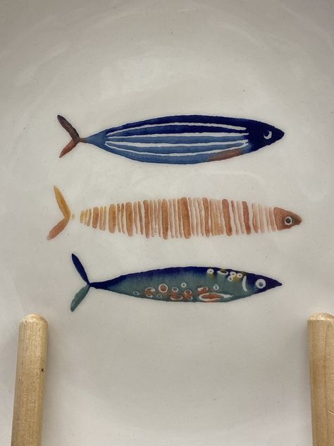 Hand Painted Fish, Sardines Drawing, Fish Pottery, Pottery Fish, Sea Drawing, Diy Pottery Painting, Sculpture Art Clay, Hand Painted Pottery, Fish Drawings