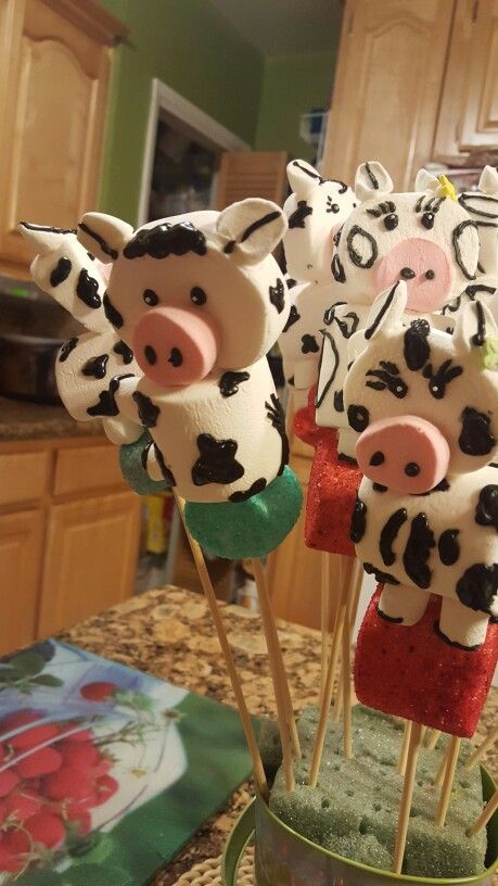 Cow Party Treats, Cow Desert Table, Cow Candy Table, Cow Marshmallows, Cow Theme Treats, Cow Desert Ideas, Diy Cow Birthday Decorations, Cow Theme Candy Table, Cow Themed Cake Pops