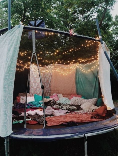 Old Trampoline, Sleepover Room, Girl Sleepover, Backyard Camping, Fun Sleepover Ideas, Sleepover Activities, Backyard Living, Hairstyles Summer, Trampolines