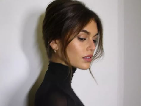 Kaia Gerber Looks Like Her Mom With This '90s Eye Look French Hair, Kaia Gerber, French Twist, Cindy Crawford, Wedding Hair And Makeup, Elegant Hairstyles, Stylish Hair, Bridesmaid Hair, Bun Hairstyles