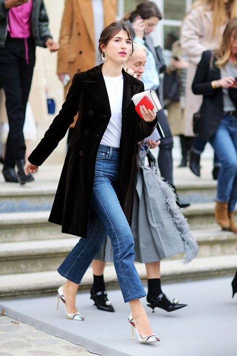 french style inspiration Girls Jeans Outfit, Parisian Chic Style, Jeanne Damas, Denim On Denim, French Girl Style, Gisele Bundchen, Outfit Jeans, French Girls, Mode Casual