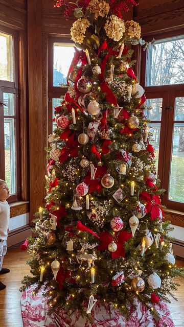 1800 Christmas, 1800 Christmas Tree, Christmas Tree Victorian, Victorian House Christmas, Velevet Burgandy Christmas Tree, Victorian Christmas Tree Topper, Christmas Tree Traditional, Old Home Decor, Old Christmas Tree