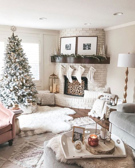 10 Charming Living Rooms to Inspire Your Holiday Decor - Wonder Forest Tree Rug, Christmas Tablescape, Christmas Decorations Living Room, Winter Ideas, Xmas Trees, Christmas Room Decor, Christmas Living Rooms, Christmas Room, Pretty Christmas