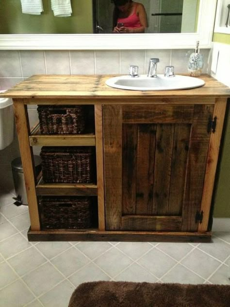 31+ Impressive DIY Rustic Farmhouse Bathroom Vanity Ideas Pallet Vanity, Diy Bathroom Vanity Makeover, Cheap Bathroom Vanities, Pallet Bathroom, Rustic Bathroom Remodel, Bathroom Vanity Remodel, Pallet Cabinet, Brick Edging, Vanity Makeover