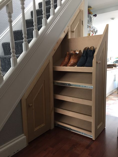 Shoe Storage Ideas Stairs, Bookshelves Shoe Storage, Shoe Storage Under The Stairs, Shoe Rack Ideas Under Staircase, Under The Stair Shoe Storage, Draws Under Stairs, Under Stairs Shoes Storage, Stair Shoe Rack, Stair Shoe Storage Ideas