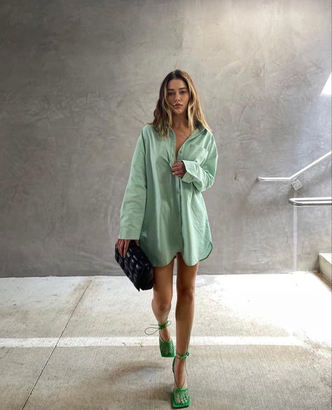 Green Heels Outfit, Button Up Dress Outfit, Green Summer Outfit, Oversized Shirt Outfit, Bottega Bag, Outfit Botas, Black Button Up Shirt, Shirt Dress Outfit, Heels Outfits