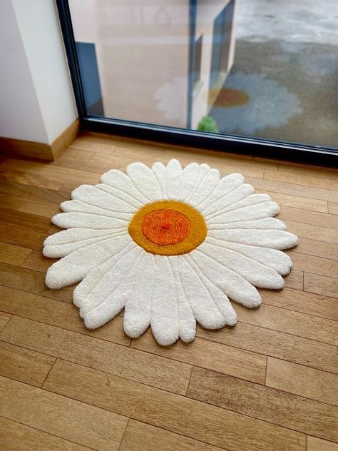 Marguerite carpet | MOM: the MAISON & OBJET experience all year round Flower Rug Tufting, Flower Rug, Flower Table, African Art Paintings, Childrens Table, Kitchen Fabric, Kids Table And Chairs, Outdoor Table Lamps, Box Cushion