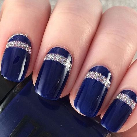 Get classic with this midnight blue nail art design. On top are thick linings of silver glitter nail that compliments beautifully with the midnight blue background. Patriotic Fingernails, Nail Art Bleu, Blue Manicure, Sparkle Nail Designs, Blue Nail Art Designs, Dark Blue Nails, Navy Blue Nails, Silver Glitter Nails, Blue Nail Art