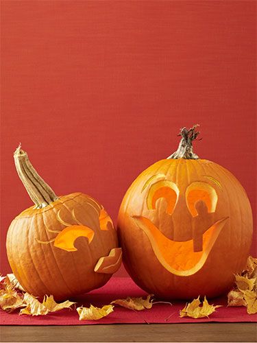 7 Cool Pumpkin Carvings - Creative Ideas for Pumpkin Carving - Woman's Day Pumpkin Mouth, Funny Pumpkin Carvings, Uhyggelig Halloween, Pumkin Carving, Creative Pumpkin Carving, Amazing Pumpkin Carving, Pumpkin Carving Designs, Carved Pumpkins, Creative Pumpkins