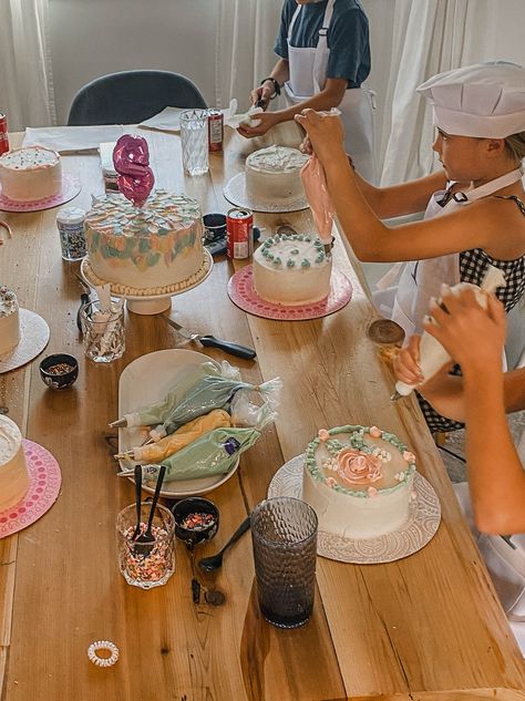 Baking Party Cake Ideas, Kids Cake Decorating Party, How To Host A Cake Decorating Party, Is It Cake Birthday Party, Decorate Your Own Cake Party, Cake Decorating Class Ideas, Cake Decorating With Friends, Cake Decorating Party For Adults, Sweet 16 Party Ideas Activities