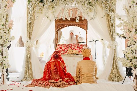 Sikh Wedding Dress, Sikh Wedding Decor, Anand Karaj, Designer Bridal Lehenga Choli, Punjabi Couple, Mandap Decor, Outdoor Wedding Photography, Outdoor Indian Wedding, Wedding Illustration