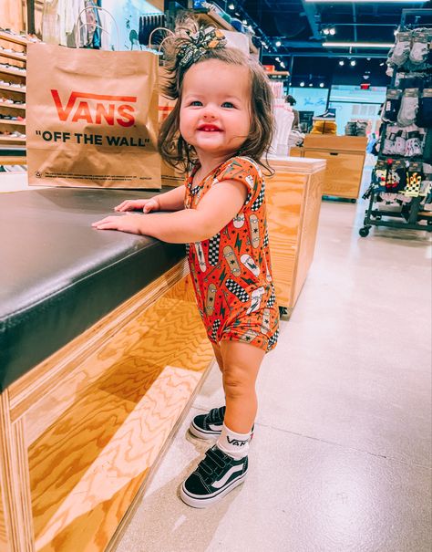 Skater Aesthetic Outfits, Girl Vans, Vans Clothing, Baby Vans, Vans Outfit, Vans Shirt, Vans Kids, Baby Easter