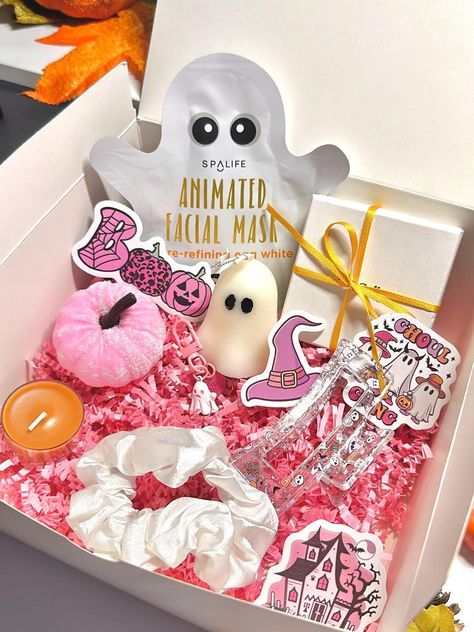 This Halloween gift box for her is a pink special spooky basket made to gift for a friend, featuring a Halloween edition face mask, ghost candle, a cute ghost keychain, a spooky hair clip, & much more! It also skull earrings and fun Halloween stickers for a festive touch 🎃 𝐃𝐄𝐓𝐀𝐈𝐋𝐒:  🍁Featuring a pair of stainless steel dainty skull earrings gift wrapped in a jewelry box 🍁Includes a face mask, a cozy ghost shaped candle, a spooky hair clip, & scrunchie, the perfect self care package️ 🍁 Cute Fall Gifts For Friends, Pink Spooky Basket, Boo Basket For Friends, Cute Spooky Basket Ideas For Friends, Nail Spooky, Boo Box Ideas, Adult Boo Basket, Fun Halloween Activities For Kids, Spooky Bride