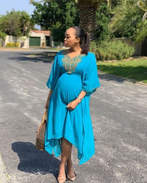 Pregnant Dresses Casual, Martenity Dresses Outfits, Owambe Styles For Pregnant Women, Pregnant Woman African Dresses, Fall Maternity Dress, African Dresses For Pregnant Ladies, Pregnant Women Ankara Style, Ankara Dress Style For Pregnant Women, African Maternity Dresses Pregnancy Ankara