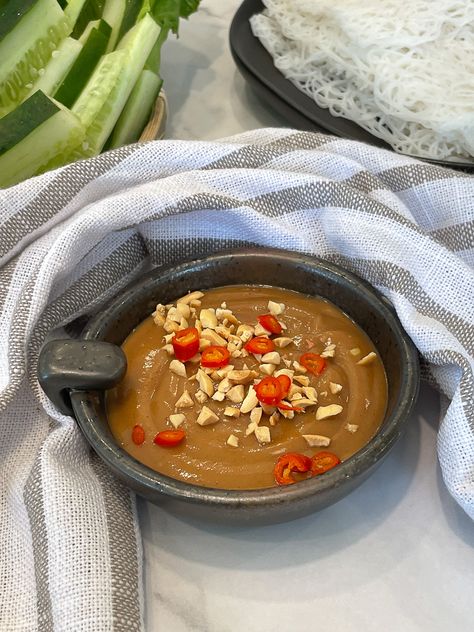 The Vietnamese Peanut Dipping Sauce is so flavorful and easy to make. Peanut Sauce For Spring Rolls, Vietnamese Peanut Sauce, Vietnamese Salad Rolls, Sauce For Spring Rolls, Thai Spring Rolls, Spring Roll Sauce, Vegetarian Spring Rolls, Easy Peanut Sauce, Peanut Dipping Sauce