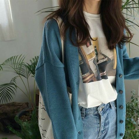 Image in fashion ;; outfit ⭐ collection by I r i s A n i i Cardigan Colorful, Colorful Cardigan, Mode Ulzzang, Colorful Outfits, Stay Gold, Neue Outfits, Korean Fashion Trends, Rory Gilmore, Blue Cardigan