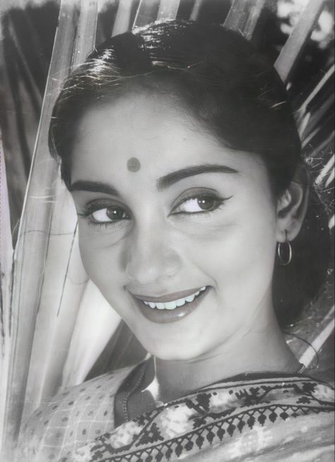 Sadhana actress Sadhana Actress, Sadhana Shivdasani, Old Film Stars, Damien Chazelle, Bollywood Pictures, Retro Bollywood, Bollywood Cinema, Vintage Bollywood, Black And White Portraits