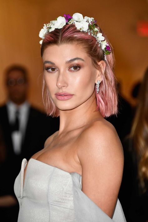 Exactly How Hailey Baldwin Got Her Peachy Pink Hair for the Met Gala  - Cosmopolitan.com Hailey Rhode Baldwin, Short Wedding Hair, Trendy Hair Color, Make Up Looks, Summer Hair Color, Hair Colorist, Hailey Baldwin, Hair Color Trends, Prom Hair