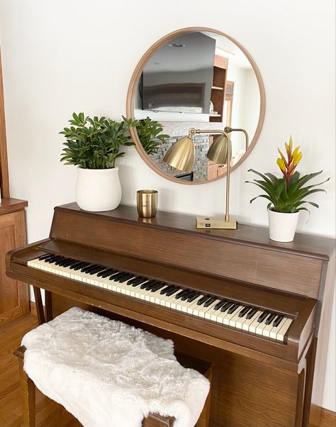 Piano room decor Old Piano Decorating Ideas, Stand Up Piano Decor, Piano Decorating Ideas Modern, Piano Mirror Decor, Wooden Piano Aesthetic, Decor With Piano, Styling Upright Piano, Old Piano Decor, Living Room Ideas With Piano