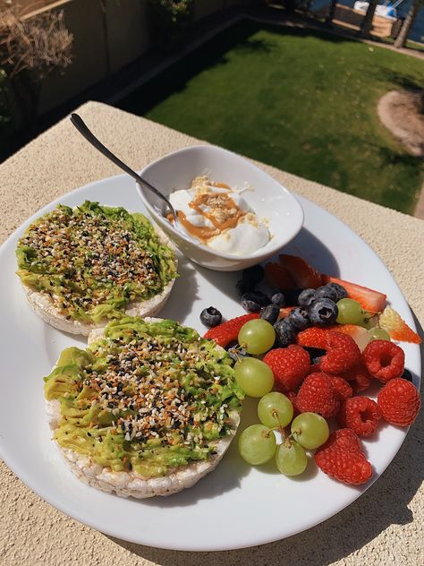 Avocado On Rice Cake, Avocado Rice Cake, Ricecake Snacks, Heathy Food Aesthetics, Rice Cake Avocado, Rice Cake Breakfast, Rice Cake Ideas, Rice Cakes Toppings, Rice Cakes Healthy