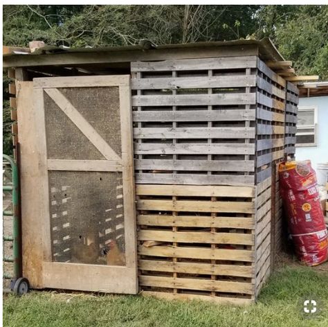 Chicken Coop Using Pallets, Diy Pallet Chicken Coop, Chicken Pen Out Of Pallets, Pallet Chicken Coop, Pallet Board Chicken Coop, Chicken Coop From Scrap Wood, Wood Pallet Chicken Coop Hen House, Pallet Coop, Chicken Coop Pallets