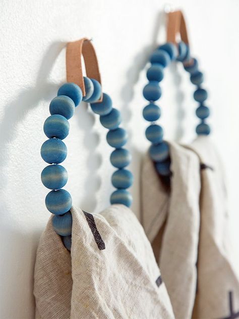 modern & hip wooden bead projects - My French Twist Tassen Hanger, Joululahjat Diy, Towel Holder Diy, Wood Beads Diy, Diy Towels, Handmade Charlotte, Handmade Towel, Diy Holz, Towel Holder