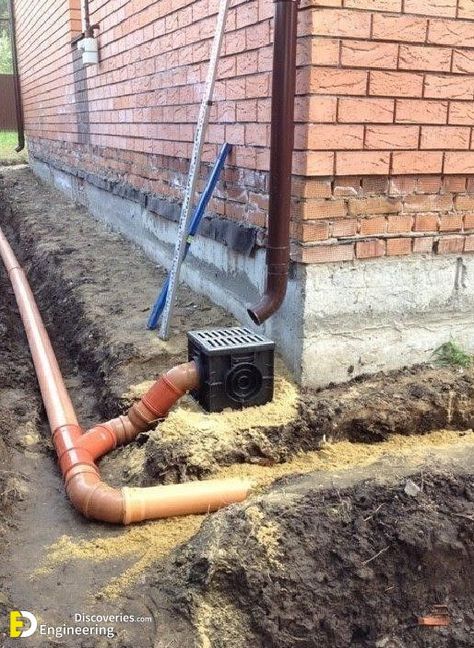 41+ Rain Gutter Ideas That Are Perfect For Any Home | Engineering Discoveries House Drainage System, Australian Landscaping, Gutter Drainage, Landscape Drainage, Backyard Drainage, Yard Drainage, Underground Drainage, Home Engineering, French Drain