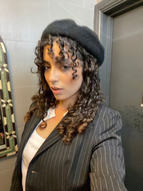 Beret Curly Hair, Beret With Curly Hair, Hats For Curly Hair, Hat For Curly Hair, Cap Curly Hair, Hat Curly Hair, Head Covering, Hair Looks, Hair Inspo