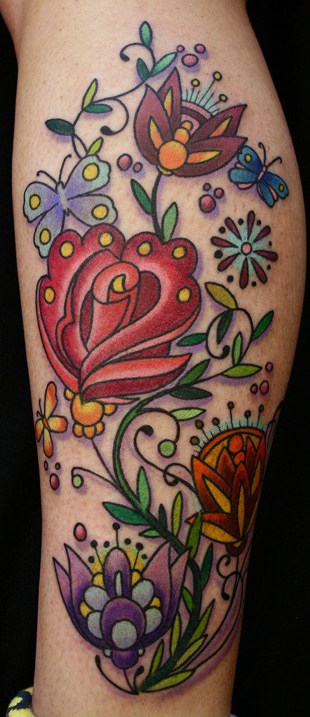 Traditional Flower Tattoo Sleeve, Traditional Tattoos For Women, Rosemaling Tattoo, Tattoo Pols, Folk Art Tattoo, Norwegian Tattoo, Colorful Mandala Tattoo, Botanical Tattoo Sleeve, Traditional Tattoo Flowers