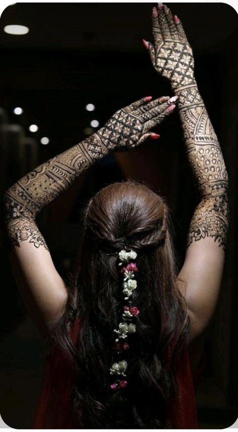 Bridal Mehndi Photography Poses, Mehandi Pictures Ideas, Mendhi Poses Bride, Bridal Mahendi Pose, Mehandhi Bride Poses, Bridal Mehndi Photoshoot Poses, Mehendi Shoot Wedding Photography, Bridal Mehandi Poses, Mehadi Pose Photo