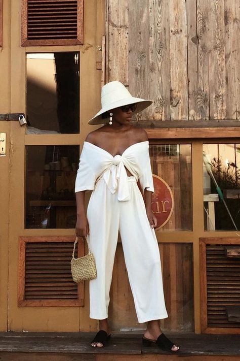 Definitive Proof That You Can't Have Too Many White Tops via @WhoWhatWearUK  #travelclothing #traveloutfit #vacationoutfit #vacationclothing #packing #packingtips #travelpacking Summer Brunch Outfit, All White Outfit, Brunch Outfit, Maxi Skirts, White Outfits, White Fashion, Look Chic, Outfits Casuales, Look Fashion