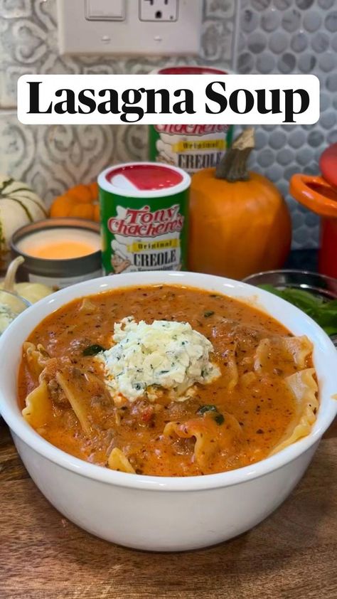 A delicious soup recipe for friends and family! The sweet and sourness of the tomato sauce will blow you away! This food recipe is perfect for food snapchat! Lasagna soup is quick and easy to make! Credits: @heresyourbite #SummerChilledSoups Easy Lasagna Soup, Mom Meals, Lasagna Soup Recipe, Fall Soup Recipes, Fun Baking, Delicious Soup Recipes, Lasagna Soup, Soup Season, Food Recepie