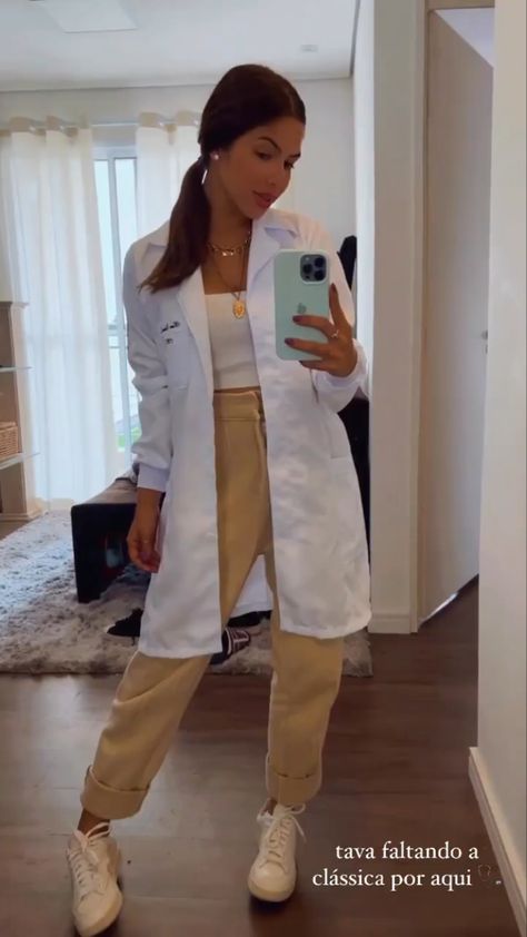 White Coat Ceremony, Doctor Outfit, University Outfit, Medical Outfit, Coat Women Fashion, Work Uniforms, Outfit Look, White Coat, Coat Outfits