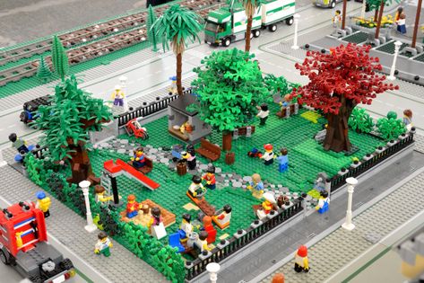 Halo Lego Sets, Diorama City, Lego Park, Lego Garden, Lego City Display, Lego Exhibition, Lego Design Ideas, Lego Winter Village, Lego Flowers