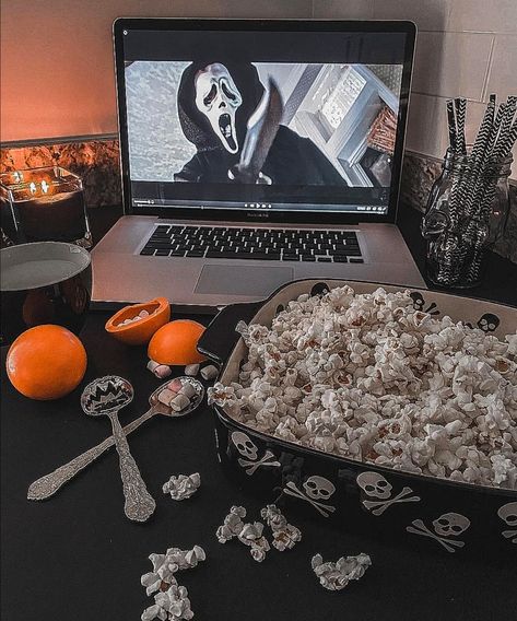 Cozy Horror Aesthetic, Scream Movies Aesthetic, Scream Movie Aesthetic, Scary Movie Aesthetic, Scream Aesthetic, Scream Series, Scream Movies, Horror Room, Terror Movies