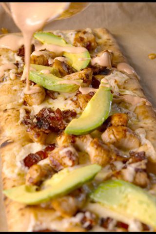 California Chicken Flatbread California Chicken Flatbread, Easy Flatbread Pizza Recipes, Chicken Flatbread Recipes, Easy Flatbread Pizza, Easy Flatbread Recipes, California Chicken, Flatbread Pizza Recipes, Lowcarb Recipes, Easy Flatbread