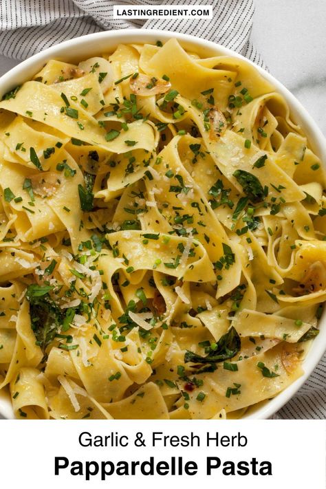 With garlic, lemon and a mix of fresh herbs, you need to add this pappardelle pasta recipeto your list of easy pastas. It has just 11 ingredients and 3 of those are herbs including parsley, basil and chives. And before you ask, you absolutely can customize this combination depending on what you have in your kitchen. You also can add other ingredients like roasted tomatoes or sauteed mushrooms. Papadeli Pasta Recipes, Quick Easy Pasta Recipes, Parpadelle Recipes, Pappardelle Pasta Recipe, Seasonal Dinner Recipes, Quick Easy Pasta, Easy Pasta Recipes Quick, Pasta Side, Healthy Spring Recipes