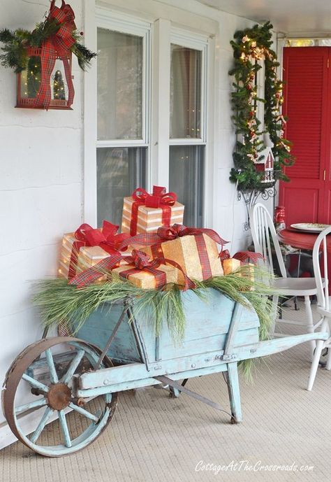 pretty christmas porch idea Wheelbarrow Decor, Winter Porch Decorations, Porches Ideas, Shabby Chic Weihnachten, Easy Diy Christmas Decorations, Shabby Chic Christmas Decorations, Christmas Decorations Ideas, Cabin Porch, Chic Christmas Decor