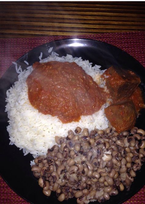 This rice with beef stew and black eye peas is really mouth watering...yes I'm hungry now! Rice And Stew Nigerian, Fried Rice Nigerian Food Recipes, Rice And Stew Ghana, Party Jollof Rice Nigerian, Nigeria Jollof Rice, Pictures Of Nigerian Food, Nigerian Fried Rice, Delicious Food Image, Quick Recipes Snacks